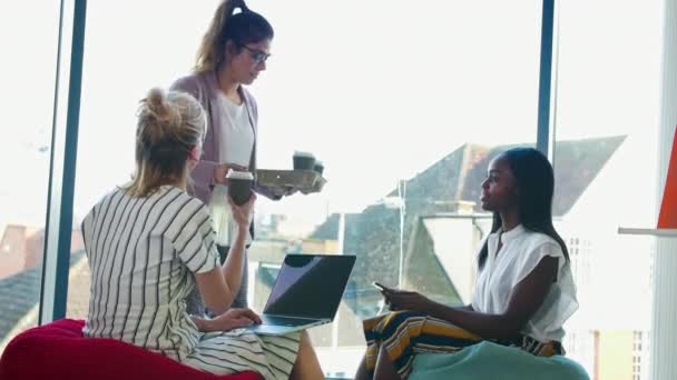 Mujeres Negocios Hablando Durante Descanso Del Café — Vídeo de stock