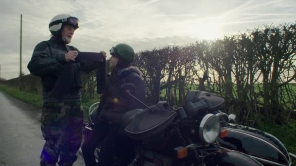 Abuelo Nieto Pie Junto Motocicleta Vintage — Vídeo de stock