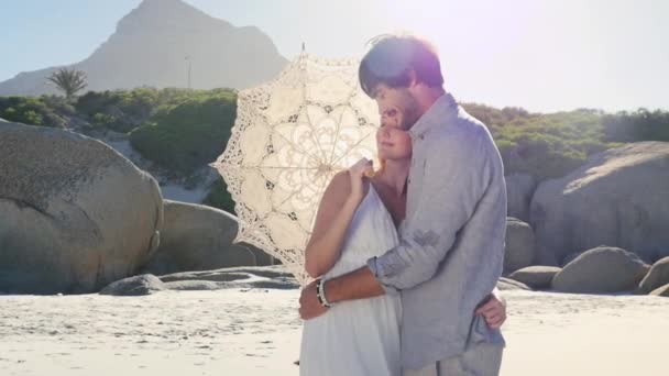 Porträt Eines Romantischen Paares Das Sich Strand Umarmt — Stockvideo