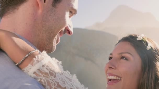 Mladí Manželé Sebe Dívají Pláži Pletou — Stock video