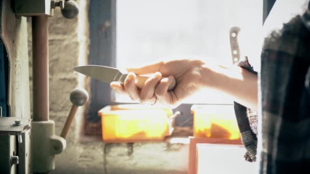 ワークショップでナイフを持っている女性 — ストック動画