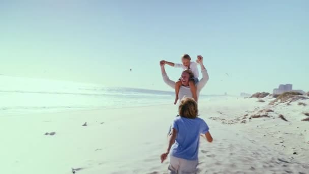 Padre Con Hijos Divirtiéndose Playa — Vídeos de Stock