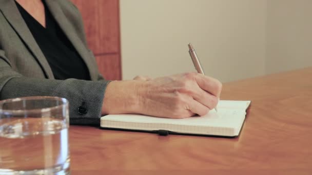 Femme Affaires Écrivant Dans Bureau — Video