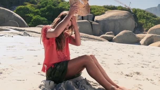 Mujer Sentada Playa Disfrutando Vista — Vídeos de Stock