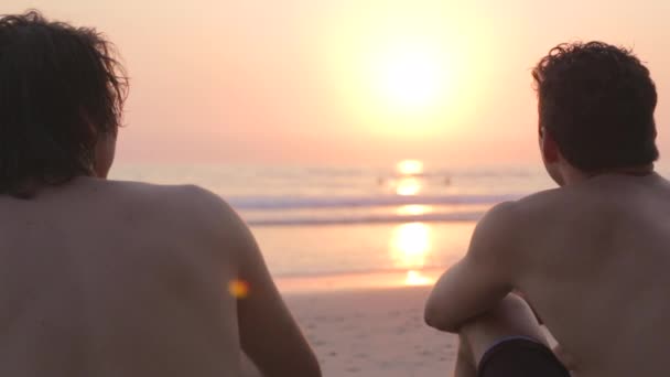 Vue Arrière Des Hommes Buvant Bière Coucher Soleil — Video