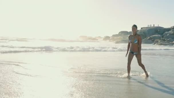 Donna Che Capriole Sulla Spiaggia — Video Stock