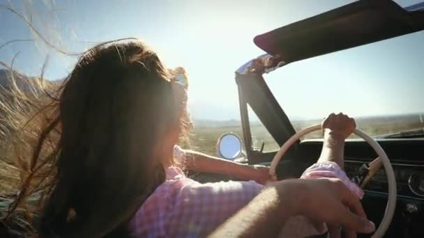 Paar Praten Terwijl Vrouw Rijden Auto — Stockvideo