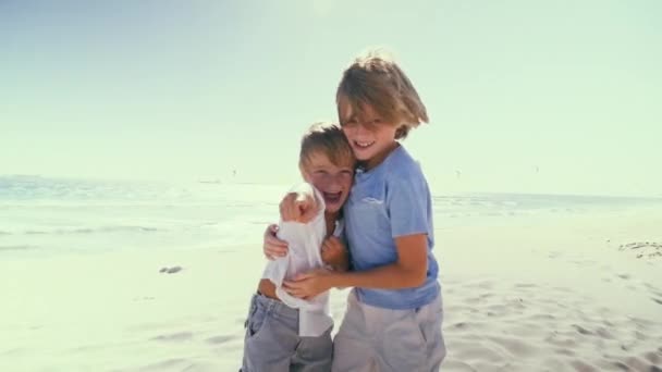 Portret Braci Przytulanie Plaży — Wideo stockowe