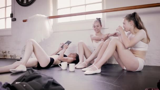 Chicas Durante Descanso Estudio Ballet — Vídeos de Stock