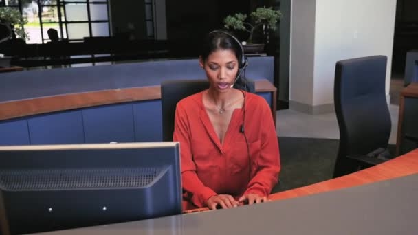 Ung Kvinnlig Receptionist Arbets Platsen — Stockvideo