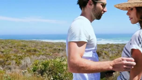 Portrait Jeune Couple Marchant Sur Une Jetée Bois — Video