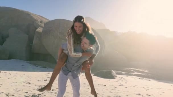 Junges Paar Amüsiert Sich Der Küste — Stockvideo