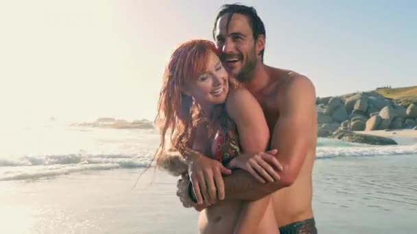 Hombre Abrazando Mujer Playa — Vídeos de Stock