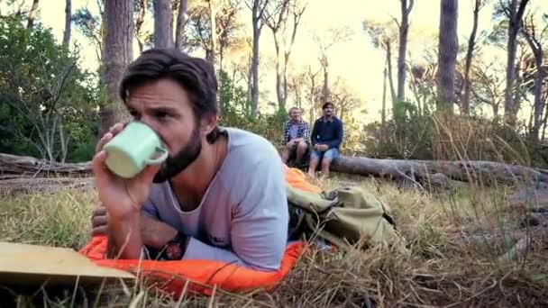 Ormanda Kamp Yaparken Dinlenen Erkekler — Stok video
