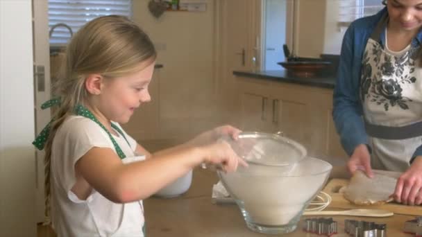 Nenek Dengan Gadis Membuat Kue Dapur — Stok Video