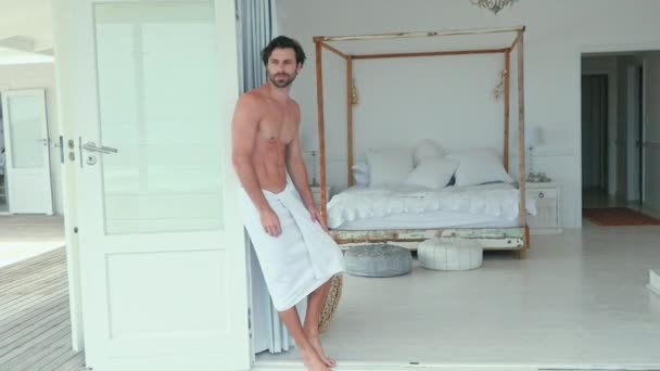 Uomo Asciugamano Bianco Appoggiato Sul Telaio Della Porta — Video Stock