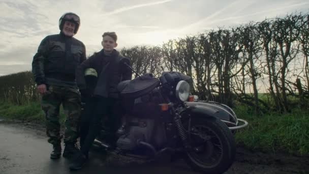 Opa Kleinzoon Permanent Door Vintage Motorfiets — Stockvideo