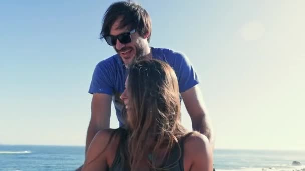 Άνθρωπος Αγκαλιάζοντας Γυναίκα Στην Παραλία Ενάντια Στη Θάλασσα — Αρχείο Βίντεο