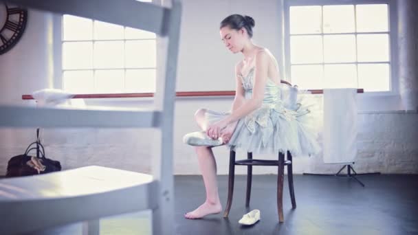 Meisje Ballet Schoenen Zetten — Stockvideo