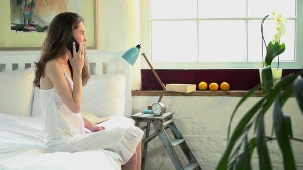 Yatakta Oturan Kadın Telefonda Konuşuyor — Stok video