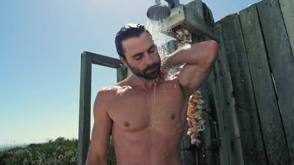 屋外でシャワーを浴びる男の肖像 — ストック動画