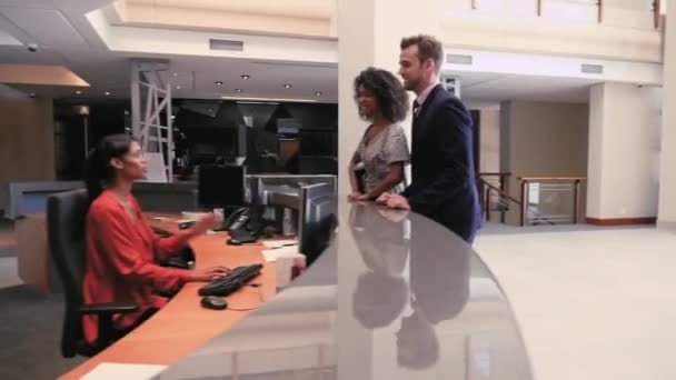 Vista Laterale Della Receptionist Femminile Che Saluta Visitatori — Video Stock