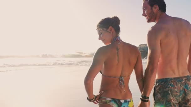 Pareja Playa Mirando Vista — Vídeo de stock