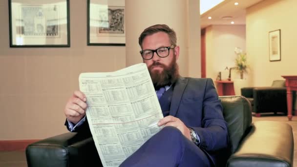 ビジネスマンがオフィスで新聞を読む — ストック動画
