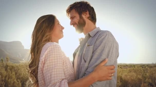 Retrato Casal Sorrindo Abraçando Campo — Vídeo de Stock