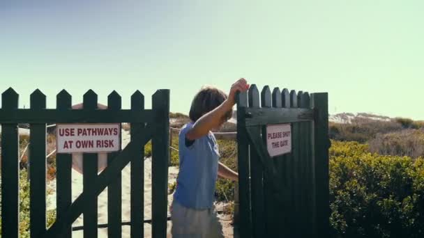 Rear View Van Vader Met Zonen Lopen Het Strand — Stockvideo