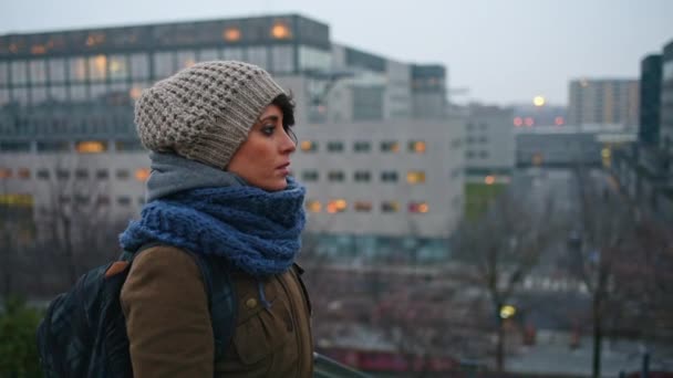 Porträtt Kvinna Som Står City Kvällen — Stockvideo