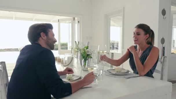 Jeune Couple Parler Boire Vin Blanc — Video