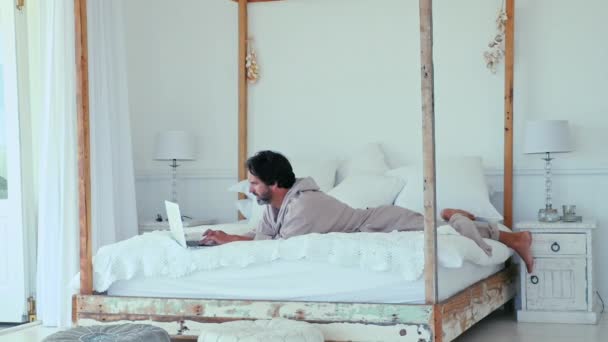 Μερική Άποψη Του Άνθρωπος Χρησιμοποιώντας Laptop Στο Κρεβάτι — Αρχείο Βίντεο