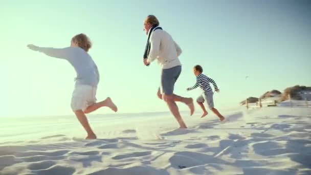 Pai Com Filhos Correndo Praia Iluminada Pelo Sol — Vídeo de Stock