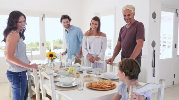 食卓で食べる家族 — ストック動画