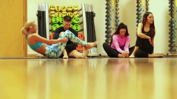 四人在健身房伸展运动 — 图库视频影像