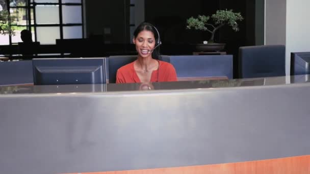 Kvinnliga Receptionisten Pekar Sätt Lobbyn — Stockvideo