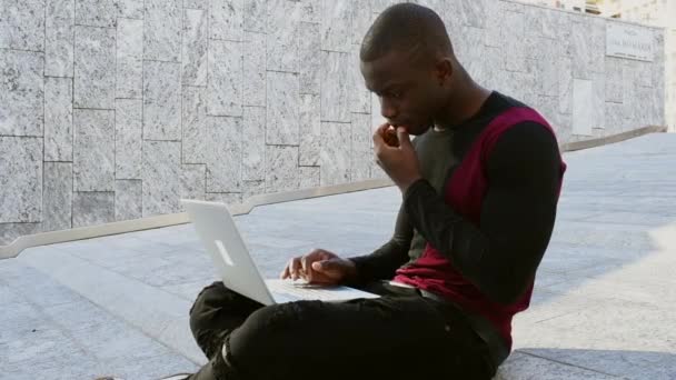 Молодий Чоловік Використовує Ноутбук Вулиці — стокове відео