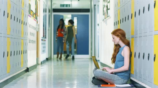 Estudiantes Estudiando Caminando Por Casilleros — Vídeos de Stock