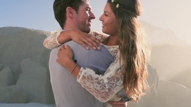 亲密的年轻夫妇拥抱在海滩上 — 图库视频影像