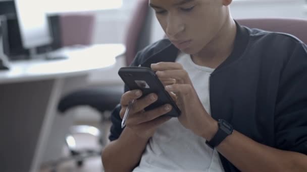 Unge Man Med Hjälp Smartphone — Stockvideo