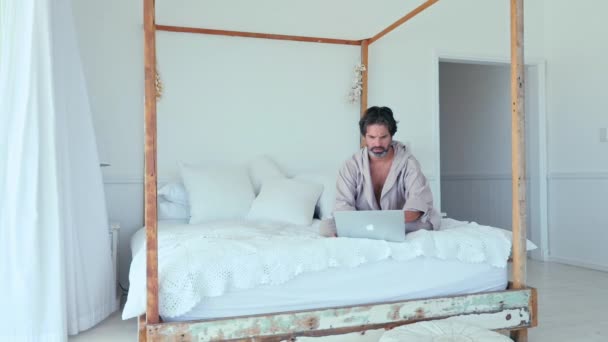 Man Met Laptop Zittend Bed — Stockvideo