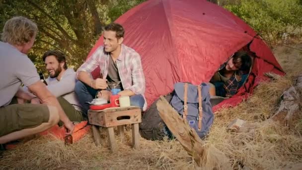 四个人在森林里的帐篷里喝啤酒休息 — 图库视频影像