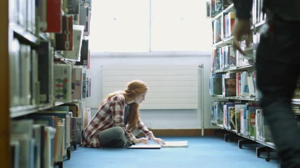 Studenter Som Studerer Biblioteket – stockvideo