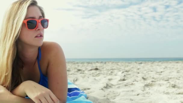 Jonge Vrouw Zonnebril Liggend Het Strand — Stockvideo