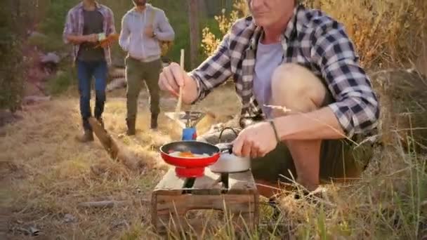 Män Förbereder Mat Och Vandring Skogen — Stockvideo