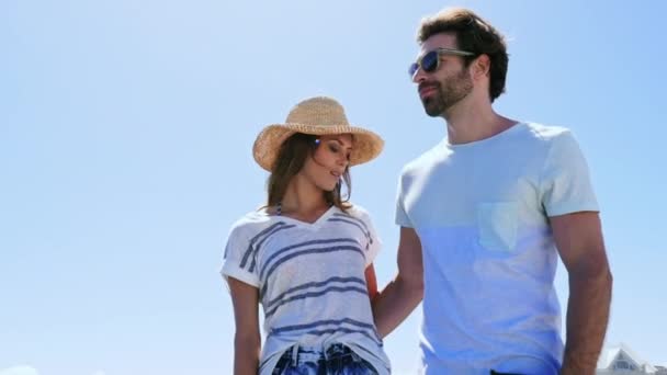 Pareja Joven Caminando Sobre Muelle Madera — Vídeos de Stock