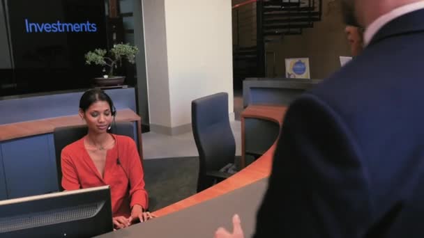 Recepcionista Femenina Saludando Visitantes Vestíbulo — Vídeo de stock