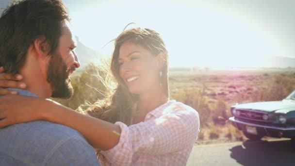 Gros Plan Couple Flirtant Sur Route — Video
