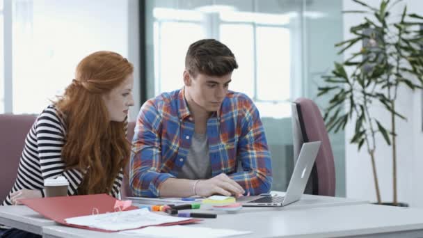 Estudantes Estudando Juntos Escola — Vídeo de Stock